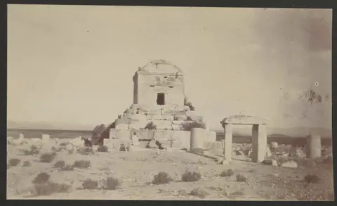 Graf van Cyrus van een afstand gezien, Pasargadae, Perzië