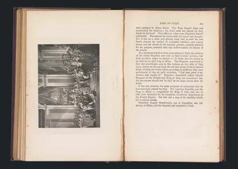 Fotoreproductie van een prent voorstellend de kroning van Napoleon Bonaparte en Josephine tot keizer en keizerin in de kathedraal de Notre-Dame te Parijs