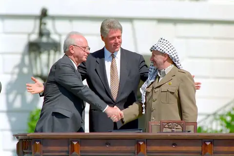Bill Clinton, Yitzhak Rabin, Yasser Arafat at the White House 1993-09-13