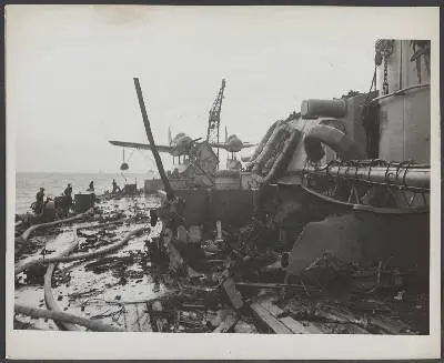 Een zwaar beschadigde USS Nevada na te zijn getroffen door een kamikaze-aanval op 27 maart 1945 bij Okinawa, waarbij 11 doden en 41 gewonden vielen