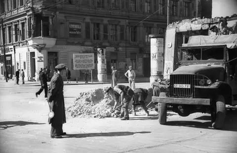 Bundesarchiv Bild 183-S85102, Berlin, Beseitigung einer Grenz-Straßensperre
