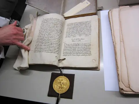 Goldene Bulle - Komplettansicht