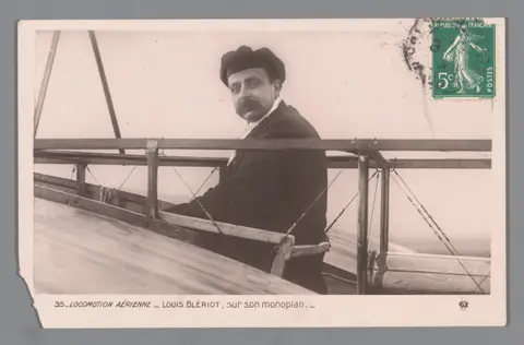 Portret van Louis Blériot op zijn vliegtuig
