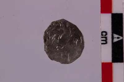 Tehnica: batere; Condițiile descoperirii: Cercetare arheologică; Muchia: netedă; Aversul: Legenda este poziționată în interiorul unui cerc liniar dublat de un cerc perlat.; Reversul: Legenda este poziționată în interiorul unui cerc liniar dublat de un cerc perlat.; Legenda aversului: Sultan Mehmed bin Ibrahim han; Legenda reversului: Azze nasruhu duribe Belgrad; Orientarea avers-revers: 10