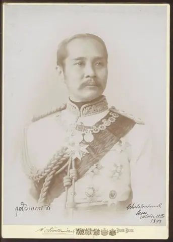 Chulalongkorn (Rama V.), König von Siam, in Uniform mit Auszeichnungen, Brustporträt.