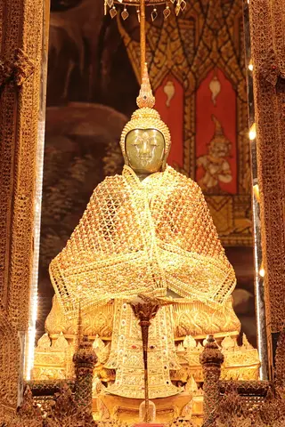 พระเเก้วมรกตเครื่องทรงฤดูหนาว