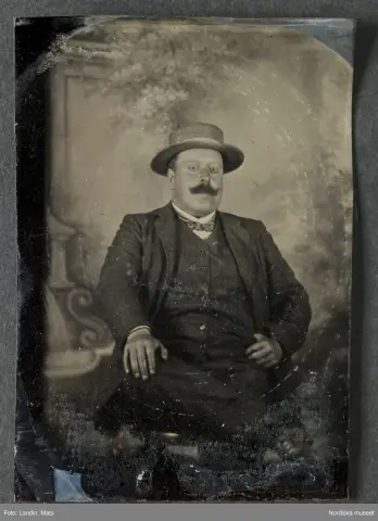 Porträtt av redaktör Emil Carlson, S:t Petersburg 28 juli 1903. Ferrotyp.