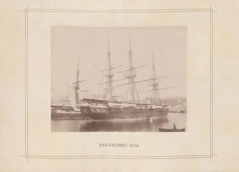 Kriegsschiff "Bartolomeu Dias" im Hafen von Genua