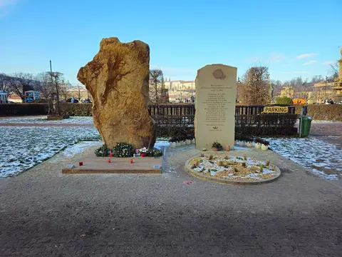 Památník umístěný na náměstí Jana Palacha v roce 2024 20260106 105310