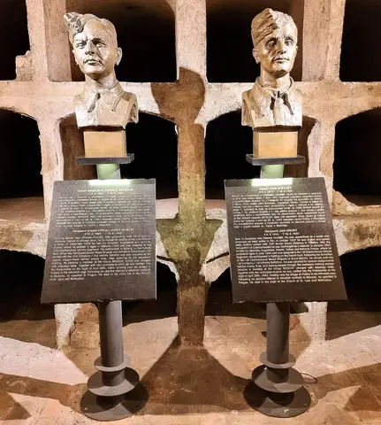 Soubor:Busty Josefa Bublíka a Jana Hrubého