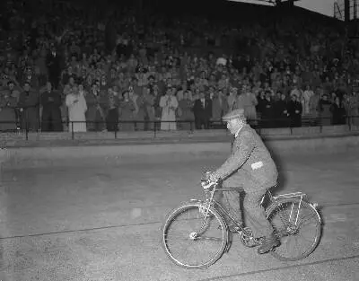 Gala-avond Tour de France in het Olympisch Stadion te Amsterdam, De 85-jarige Maurice Garin, de eerste winnaar van de Tour de France in 1903, rijdt een rondje