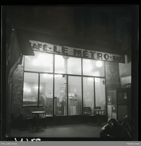 1950. Paris. Café Le Métro, kvällsbild.