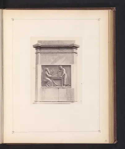 Reliëf op het monument voor Johannes Gutenberg te Mainz, voorstellende Johannes Gutenberg toont blokletters