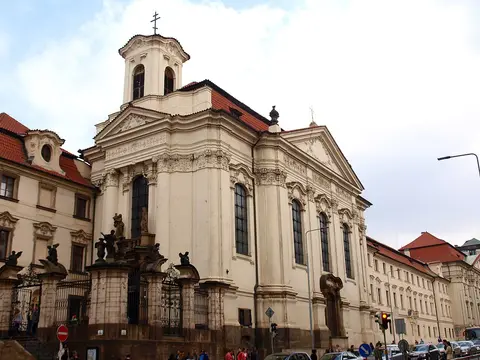 Soubor:CaM - chrám zvenku