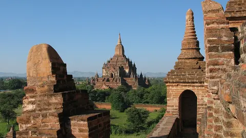 Bagan, Myanmar, Htilominlo Temple and other Buddhist stupas in Bagan plain