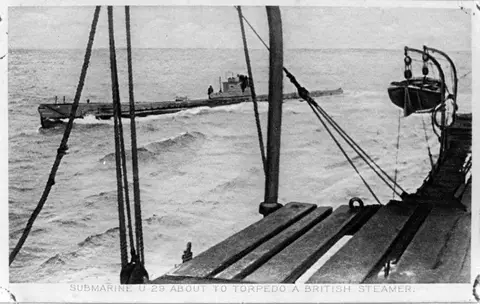 De Duitse onderzeeboot SM U 29 (1914-1915) gefotografeerd vanaf een Britse vrachtvaarder, die mogelijk daarna door de U 29 getorpedeerd is. In 1915 is
          deze onderzeeboot op de Noordzee gezonken na te zijn geramd door het Britse slagschip HMS Dreadnought (1906-1919).