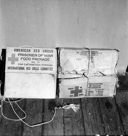 Krigsfångeutväxling i Trelleborg. Paket med texten American red cross/ Prisoner of war/ Food package.