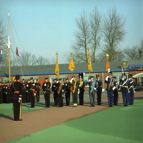 Vaandelwacht tijdens de ontvangst op Marinevliegkamp Valkenburg van de Zuid-Afrikaanse president Nelson Mandela door koningin Beatrix en prins Claus.