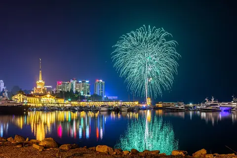 Фейерверк в морском порту Сочи 9 мая 2015 года
