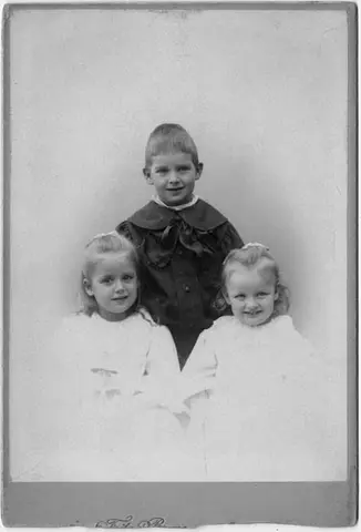 According to text written on the copy: “Alvar Robert MartinThorburn born 30/6 1894 died 17/7 1954, Birgit Louise Thorburn married Berntsson born 11/11 1895, Ellen Grace Thorburn 19/2 1897.”