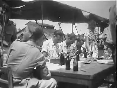 Maandag 26 December 1949 werd op vliegveld Tabing bij Padang door de aldaar gelegerde troepen van de militaire luchtvaart een vliegfeest, \"Bombing spot\" gehouden. De bombardiers en bombardiersters moesten papieren zakdoekjes, die met zand gevuld waren, op gewaardeerde doelen laten vallen. Het geheel was gebaseerd op het totalisator-systeem. Overzichtsfoto van de kassa, waar heel wat geld omging.