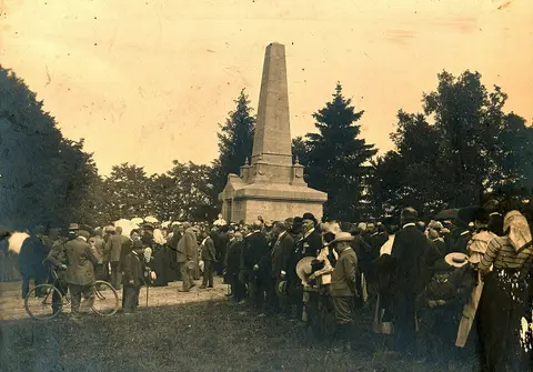 Bitva u Hradce Králové Bohoslužba u mauzolea v Lípě 1906