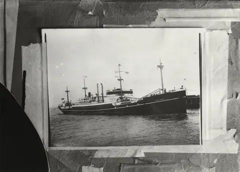 Foto i svartvitt visande lastmotorfartyget "VINLAND" av Haugesund i Köpenhamn, troligen under 1930-talet.