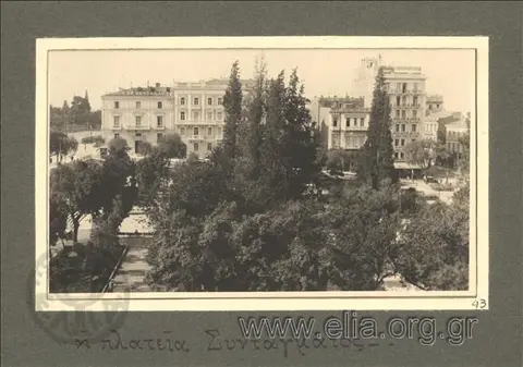 Άποψη της πλατείας Συντάγματος από το ξενοδοχείο Μεγάλη Βρετανία. Διακρίνεται το ξενοδοχείο Palais de Versailles.