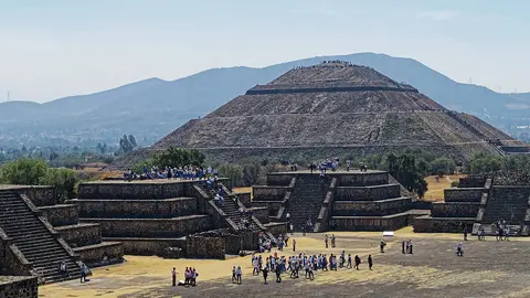 2020-02-11 Teotihuacan la Avenida de los Muertos y la Pirámide del Sol