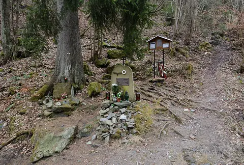 Train accident in Spalov memorial (5582)