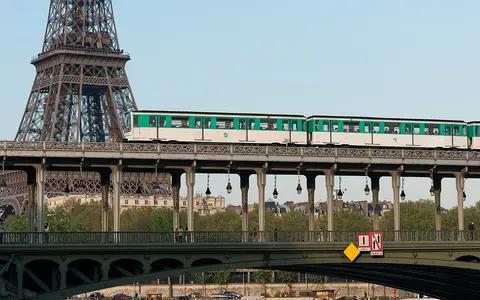 Métro Ligne 6 sur le Pont de Bir-Hakeim, Avril 2014