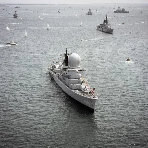 Silver Jubilee Fleet Review.Hr.Ms. Tromp (F 801) ligt gepavoiseerd voor anker te Spithead. Verder van links naar rechts:&nbsp;de
          Britse geleidewapendestroyers HMS Fife (D 20) en HMS Glamorgen (D 19),&nbsp;de Italiaanse geleidewapendestroyer ITS
          Ardito (D 550) en&nbsp;de Britse helikopterkruiser HMS Tiger (C 20).&nbsp;Achter deze bovenwaterschepen vier Britse
          onderzeeboten, van links naar rechts; HMS Cachalot (S 06), HMS Oracle (S 16), HMS Dreadnought (S 101) en HMS Churchill
          (S 46).&nbsp;Links op de achtergrond het 19e eeuwse kustverdedigingsfort Spit Sand Fort.