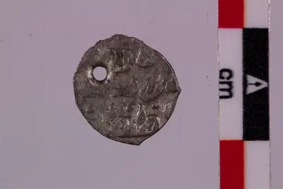 Tehnica: batere; Condițiile descoperirii: Cercetare arheologică; Muchia: netedă; Aversul: Legenda este poziționată în interiorul unui cerc liniar dublat de un cerc perlat.; Reversul: Legenda este poziționată în interiorul unui cerc liniar dublat de un cerc perlat.; Legenda aversului: Sultan Mehmed bin Ibrahim han; Legenda reversului: Azze nasruhu duribe Belgrad; Orientarea avers-revers: 9